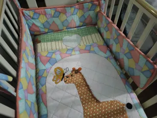 Colcha y chichonera patchwork para cuna