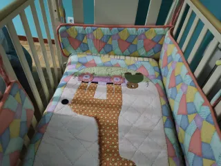 Colcha y chichonera patchwork para cuna