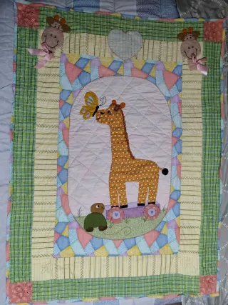 Colcha y chichonera patchwork para cuna