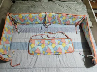 Colcha y chichonera patchwork para cuna