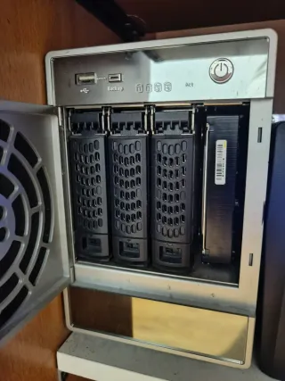 Servidor NAS NETGEAR ReadyNAS NV+