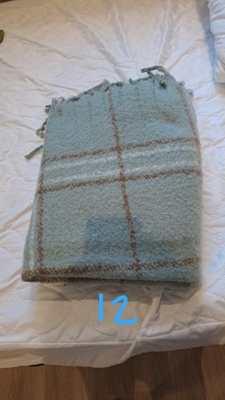 Manta a cuadros azul y marrón