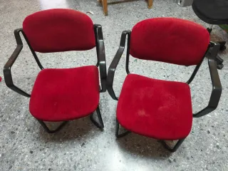 Silla de despacho roja y negra