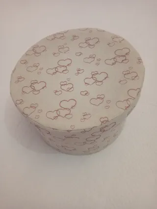 Caja de tela decorada con corazones.