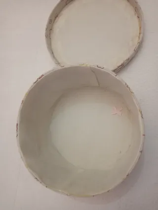 Caja de tela decorada con corazones.