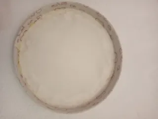 Caja de tela decorada con corazones.