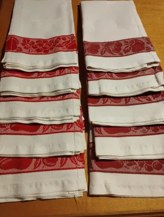 Tovaglie rosse e bianche in tessuto