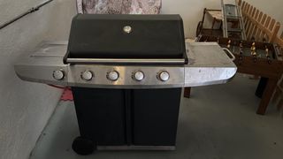 Barbacoa de gas negra y plateada