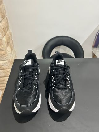 Zapatillas Nike Talla 40.5 Negras y Blancas