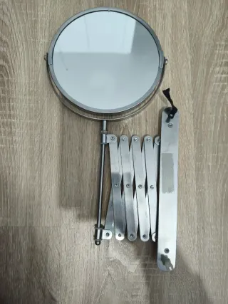 Espejo de baño extensible plateado