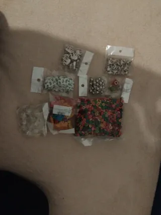 Lote de pulseras y abalorios