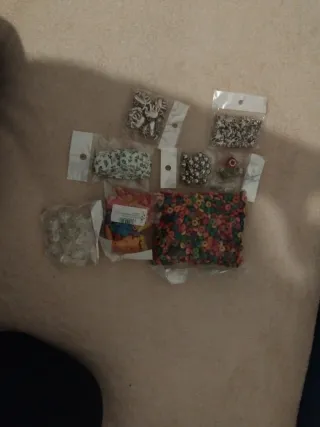 Lote de pulseras y abalorios