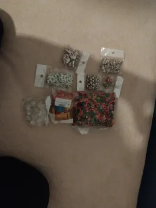 Lote de pulseras y abalorios