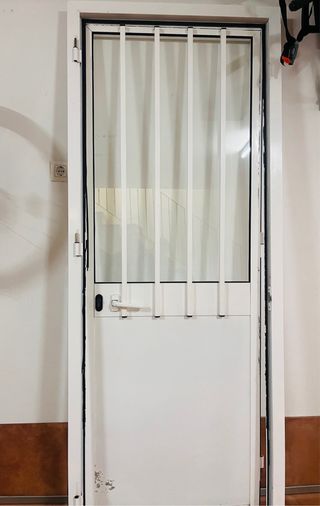 Puerta de aluminio con reja