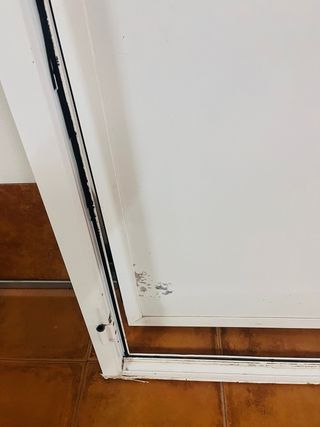 Puerta de aluminio con reja