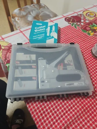 Pistola grapadora tapizar + repuestos