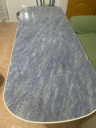 Mesa de formica con 4 sillas