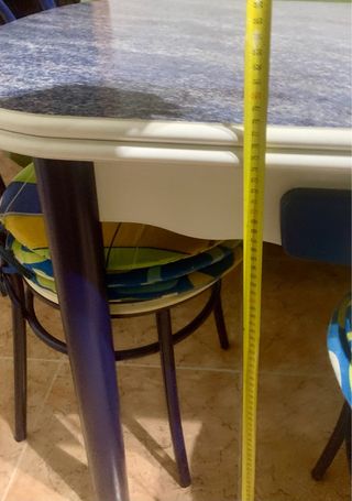 Mesa de formica con 4 sillas