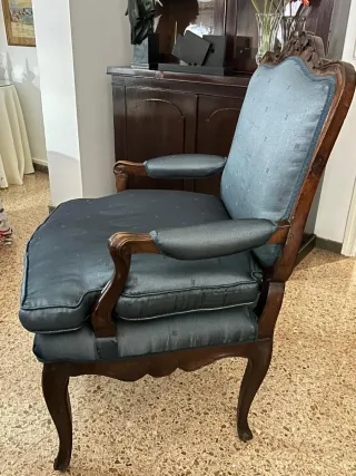 Sillón tapizado azul y madera