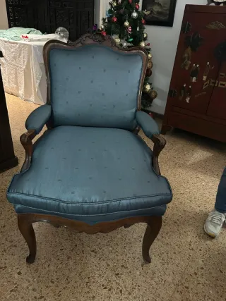 Sillón tapizado azul y madera