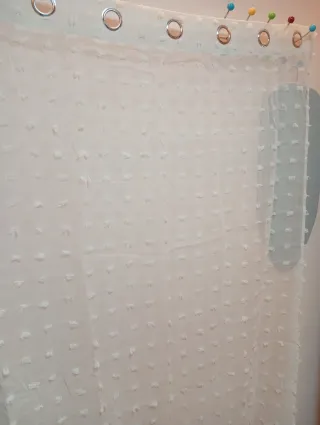 Cortina blanca con ojales