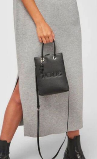 Bolsa Tous preta com chaveiro urso