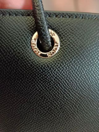 Bolsa Tous preta com chaveiro urso