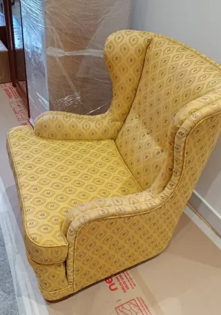 Sillón orejero amarillo estampado