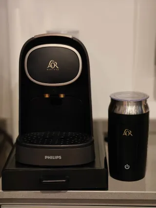 Cafetera LOR con espumador y organizador de cápsul