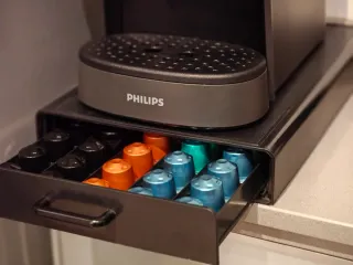 Cafetera LOR con espumador y organizador de cápsul