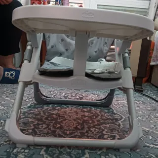 Trona de bebé plegable. Marca Chico.