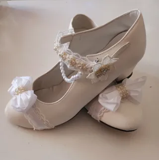 Zapatos de comunión blancos con perlas