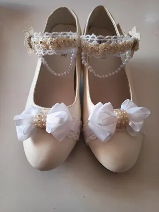 Zapatos de comunión blancos con perlas