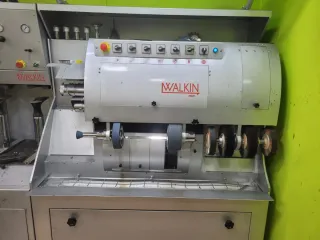 Se vende maquinaria de reparación de calzado