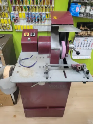 Se vende maquinaria de reparación de calzado