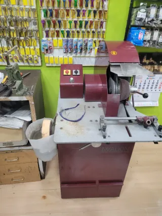 Se vende maquinaria de reparación de calzado