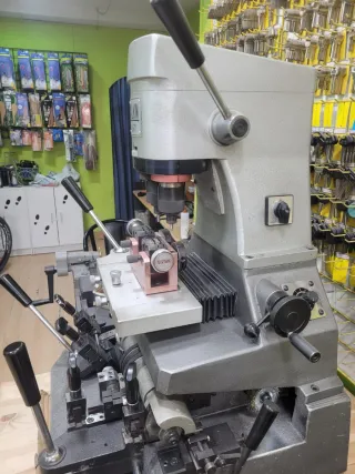 Se vende maquinaria de reparación de calzado