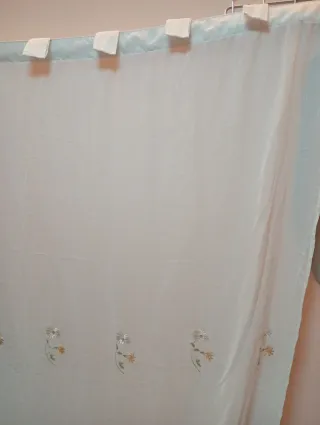 Cortina de gasa bordada