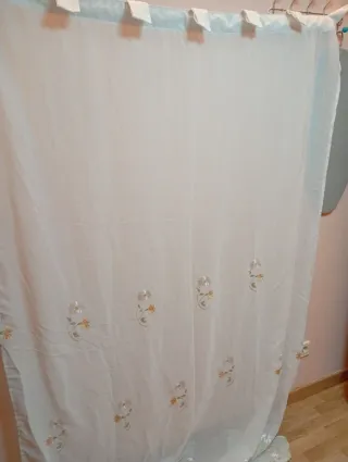 Cortina de gasa bordada