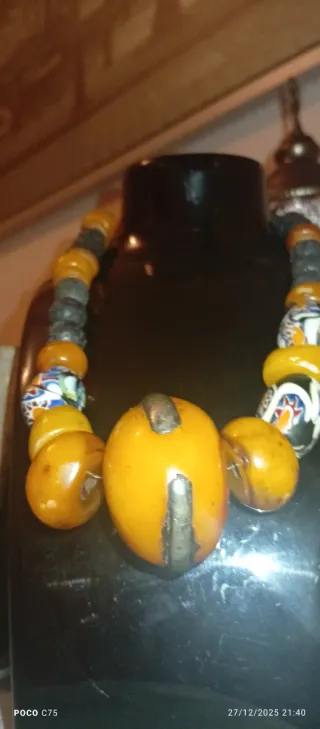 Collar antiguo multicolor y amarillo