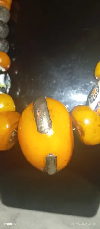 Collar antiguo multicolor y amarillo