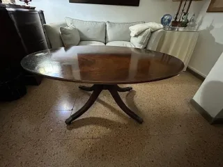 Mesa de madera marrón ovalada