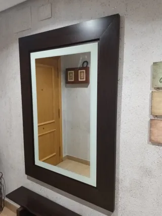 Recibidor de madera y cristal