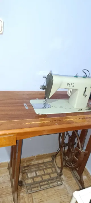 Máquina de coser Alfa clásico con motor
