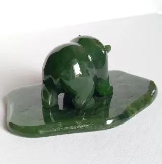 Scultura Orso Grizzly in Giada Nefrite