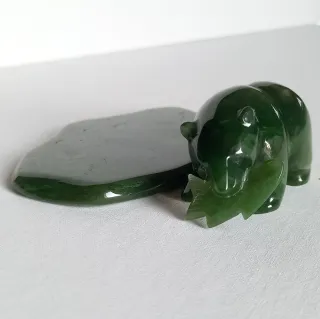 Scultura Orso Grizzly in Giada Nefrite