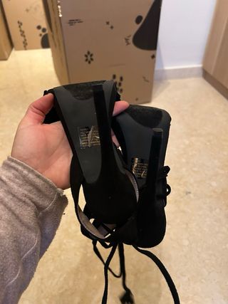 Zapatos tacón Just Fab negros flecos