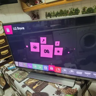 LG 42 Smart TV 4K UHD Plata/Negro