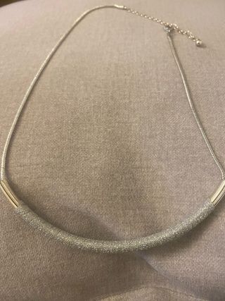 Collar plateado con cadena fina