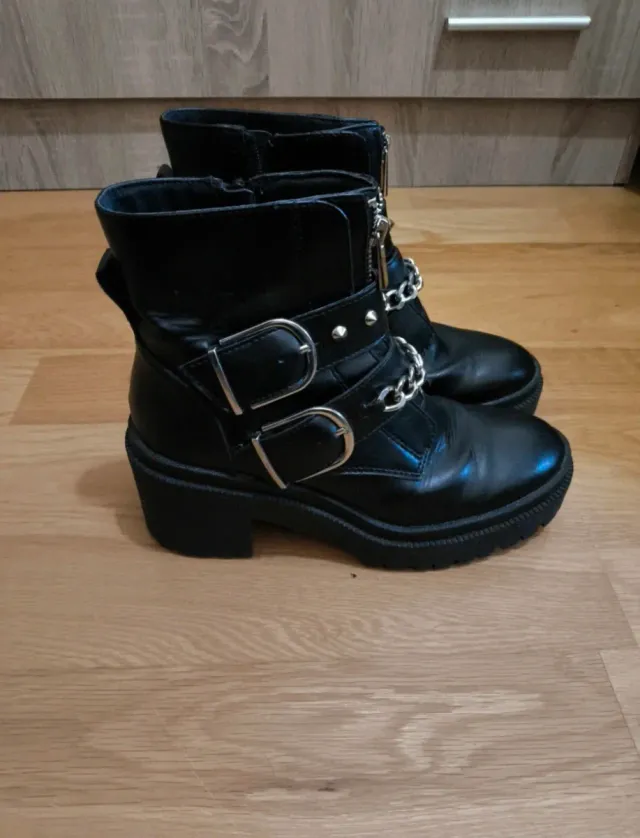 Botas Stradivarius negras cadenas Un par de usos